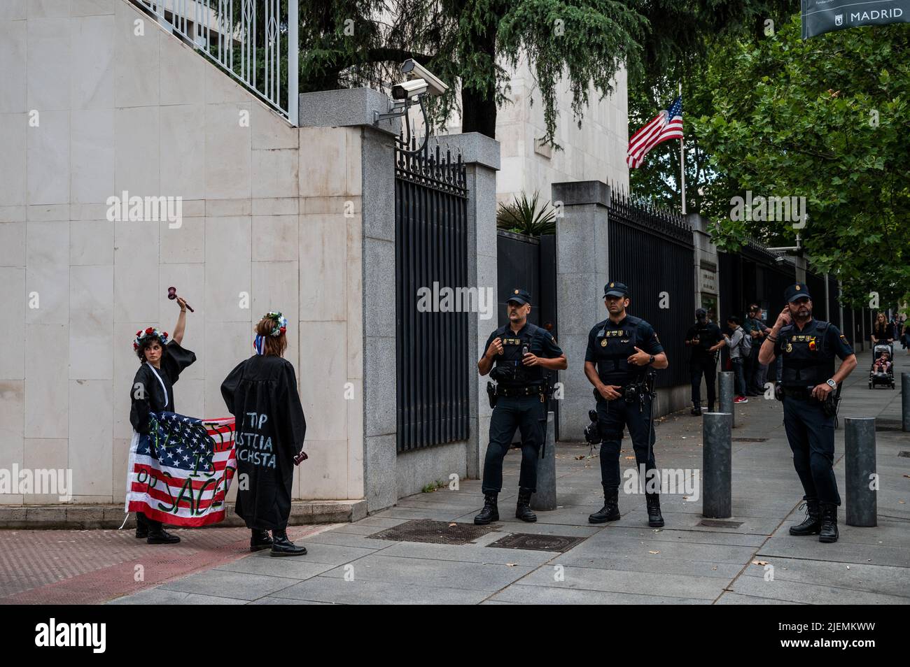 Madrid, Spanien. 27.. Juni 2022. Aktivisten der feministischen Gruppe FEMEN protestieren vor der US-Botschaft. Aktivisten protestieren mit auf ihre Brust gemalten Botschaften mit der Aufschrift „Roe ist gefallen, aber wir haben es nicht“, während sie eine amerikanische Flagge mit der Aufschrift „Abtreibung ist heilig“ tragen, während sie gegen die Entscheidung des Obersten Gerichtshofs der Vereinigten Staaten protestieren, Abtreibungsrechte zu stürzen. Quelle: Marcos del Mazo/Alamy Live News Stockfoto