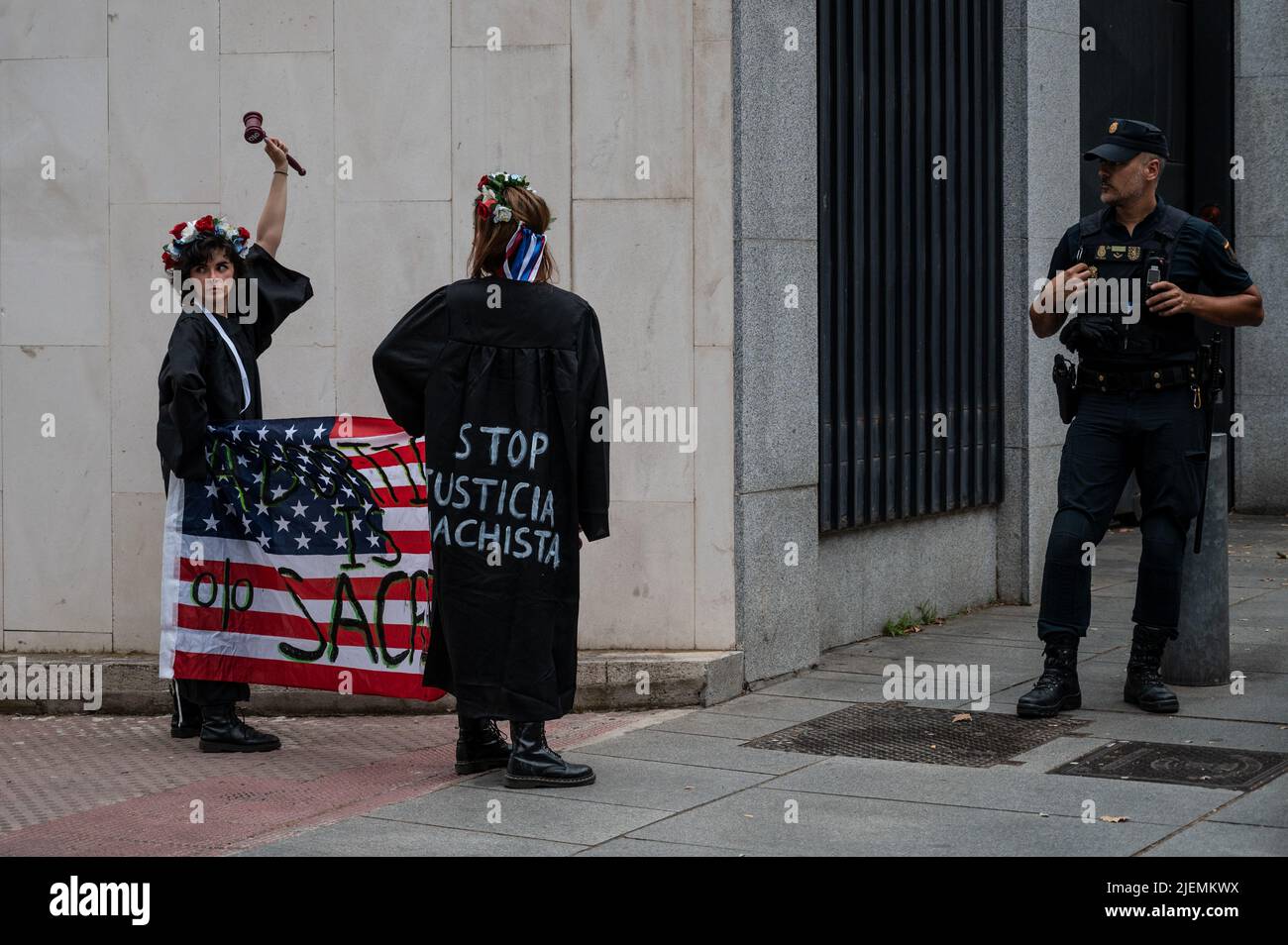 Madrid, Spanien. 27.. Juni 2022. Aktivisten der feministischen Gruppe FEMEN protestieren vor der US-Botschaft. Aktivisten protestieren mit auf ihre Brust gemalten Botschaften mit der Aufschrift „Roe ist gefallen, aber wir haben es nicht“, während sie eine amerikanische Flagge mit der Aufschrift „Abtreibung ist heilig“ tragen, während sie gegen die Entscheidung des Obersten Gerichtshofs der Vereinigten Staaten protestieren, Abtreibungsrechte zu stürzen. Quelle: Marcos del Mazo/Alamy Live News Stockfoto