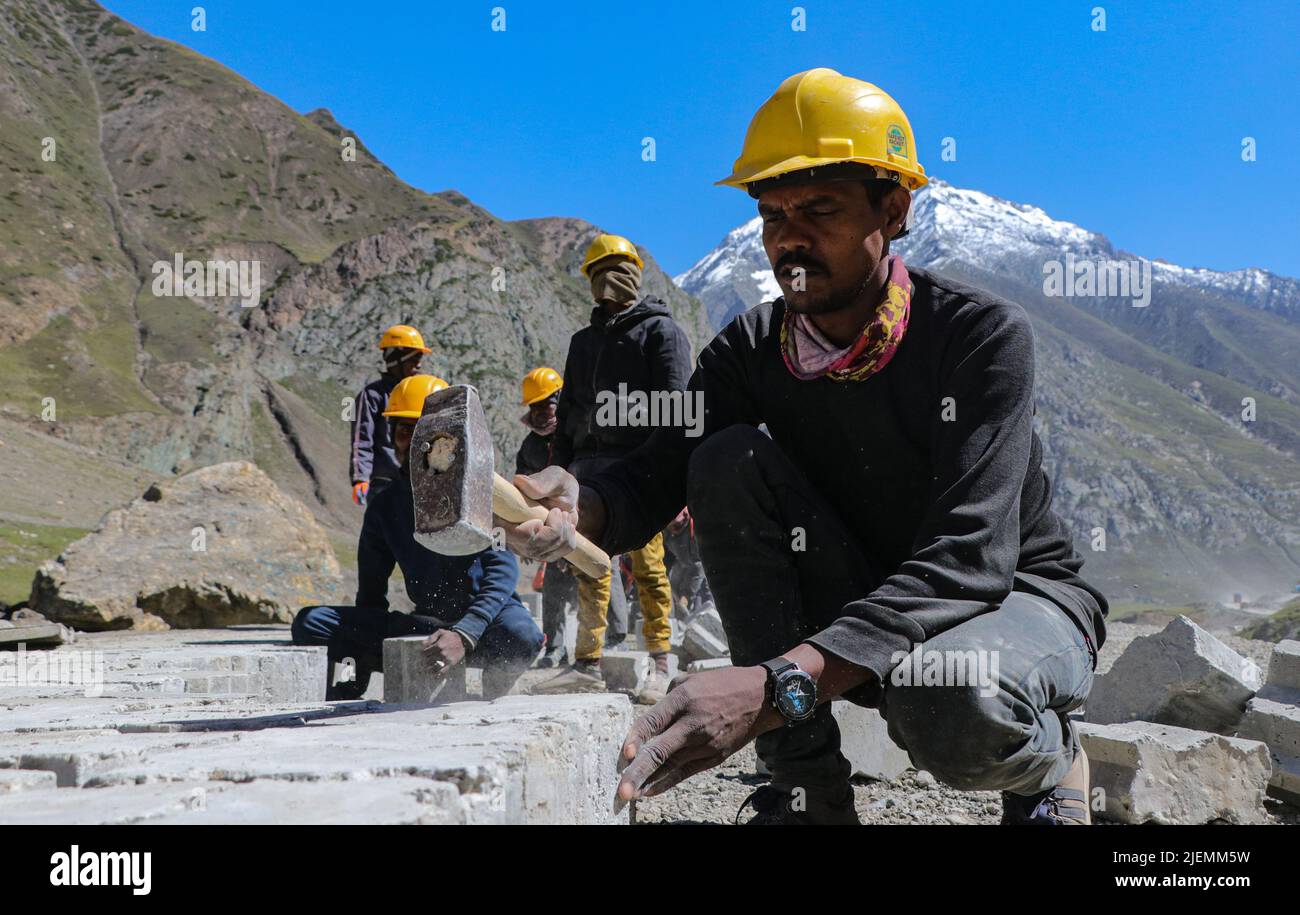 27. Juni 2022, Ladakh, Jammu und Kaschmir, Indien: Arbeiter arbeiten an einer Autobahn, die zum Zojila Pass führt, 108 Kilometer östlich von Srinagar in Zojila, Indien. Zojila einer der gefährlichen Bergpässe in der Kaschmir-Region, die die einzige Straßenverbindung zwischen Kaschmir und Ladakh, die strategische Bedeutung hat, wie Zojila Pass liegt in einer Höhe von 11.578 Fuß auf dem Srinagar-Kargil-Leh National Highway und bleibt während der Winter wegen schwerer geschlossen Schneefall und in diesem Jahr ist der Pass am 19. März geöffnet, nachdem er für 73 Tage geschlossen bleibt. (Bild: © Adil Abbas/ZUMA Press Wire) Stockfoto