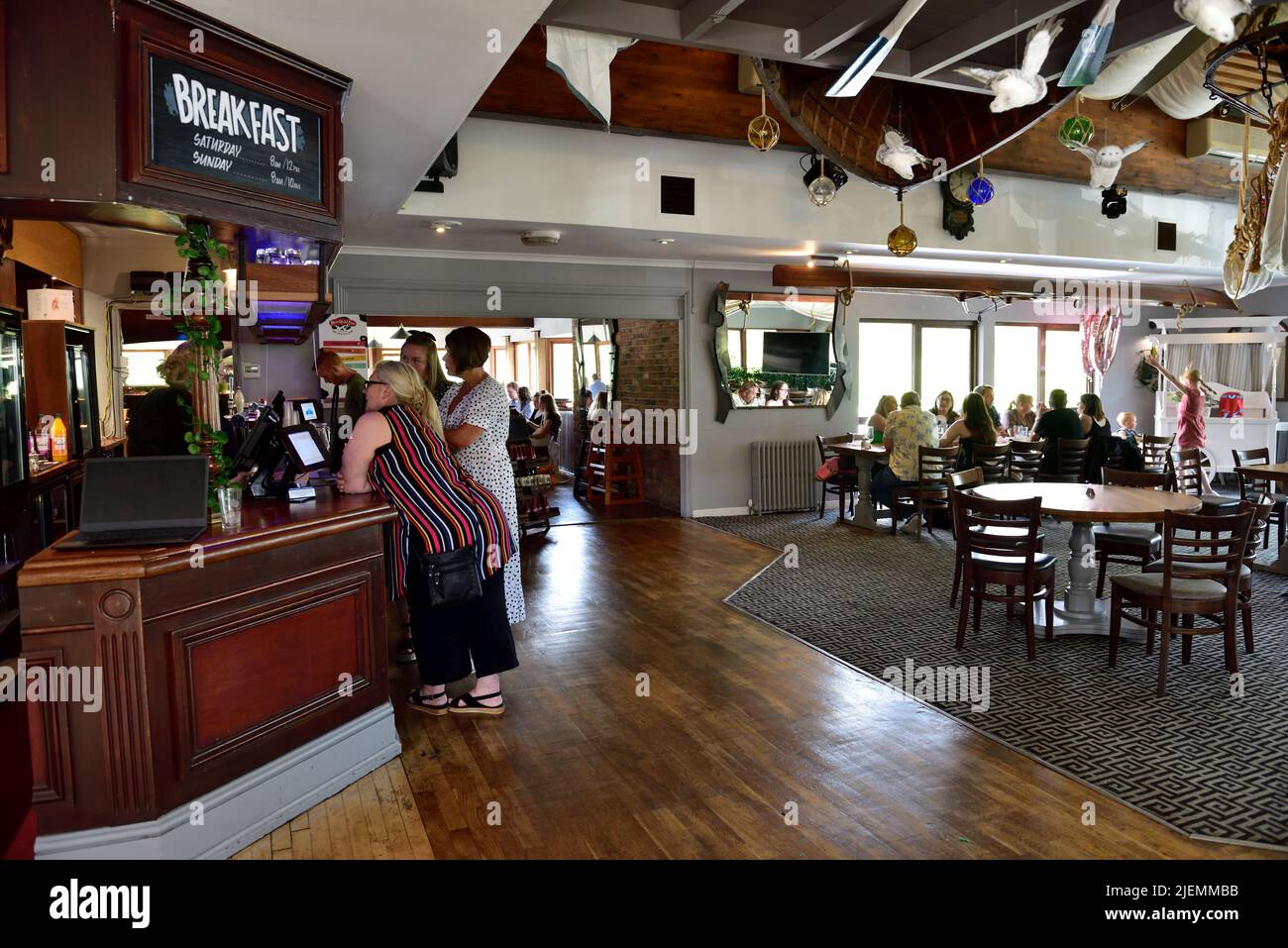 In einer der Bars im Riverside Inn und Restaurant mit Übernachtung und Frühstück in Saltford am Fluss Avon, Großbritannien Stockfoto