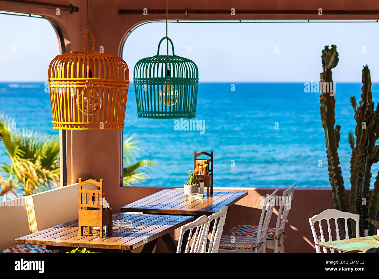 Essenskonzept mit wunderschönen griechischen Restauranttischen am Meer Stockfoto