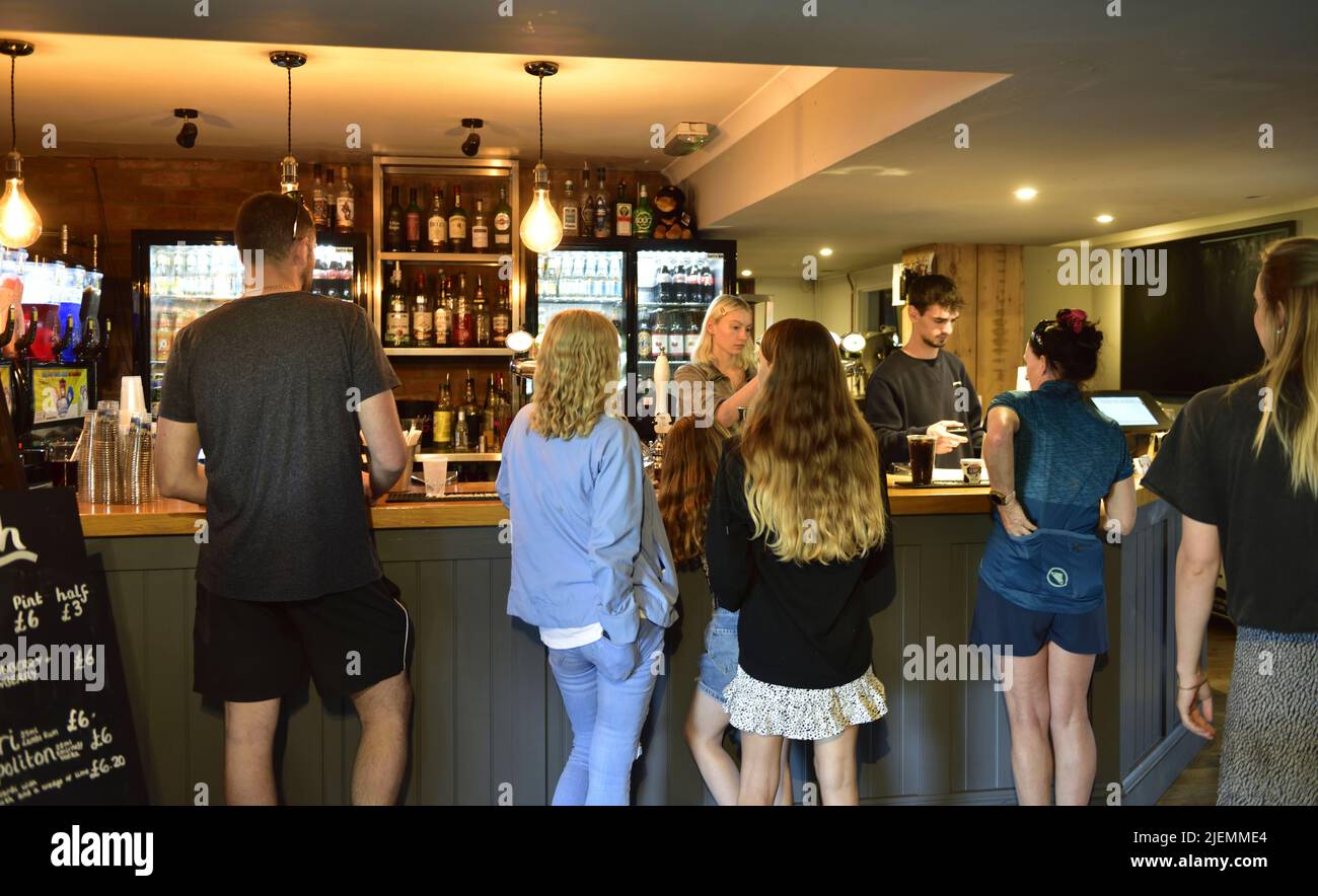 In einer der Bars im Riverside Inn und Restaurant in Saltford am Fluss Avon, Großbritannien Stockfoto