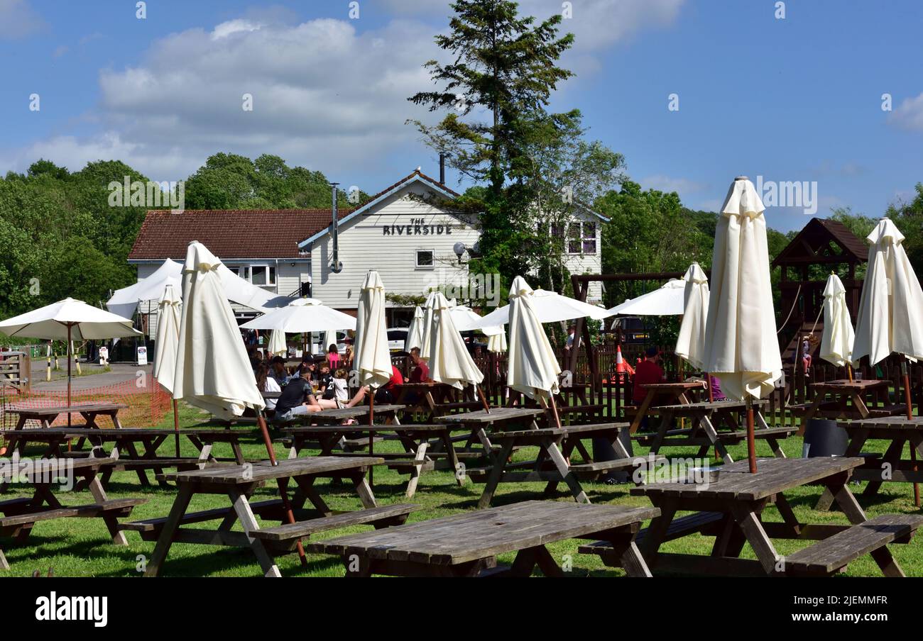 Einige Sitzgelegenheiten im Freien des Riverside Inn und des Restaurants by River Avon, Saltford, Großbritannien Stockfoto