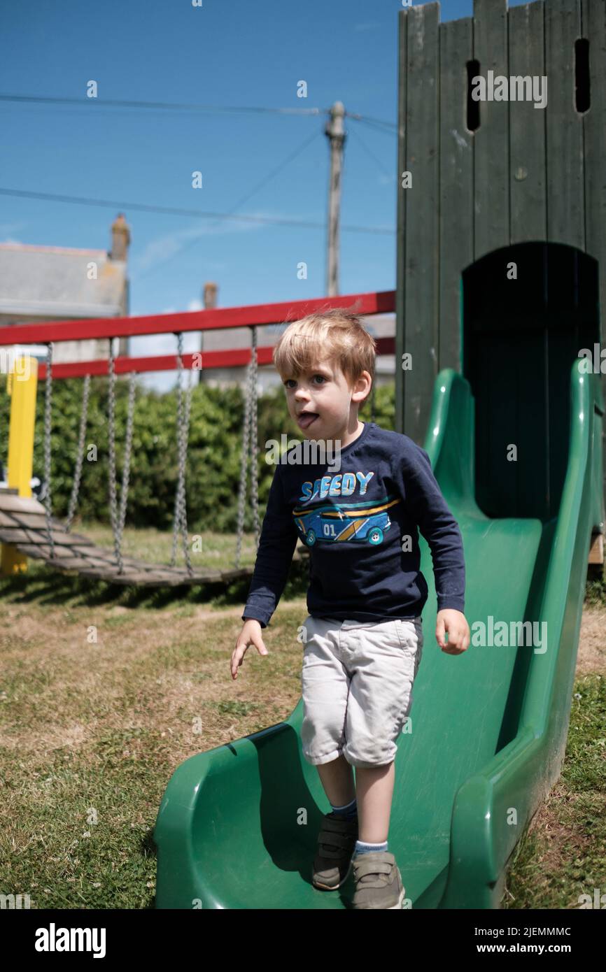 Junge, 3 Jahre alt, spielt im Park Stockfoto