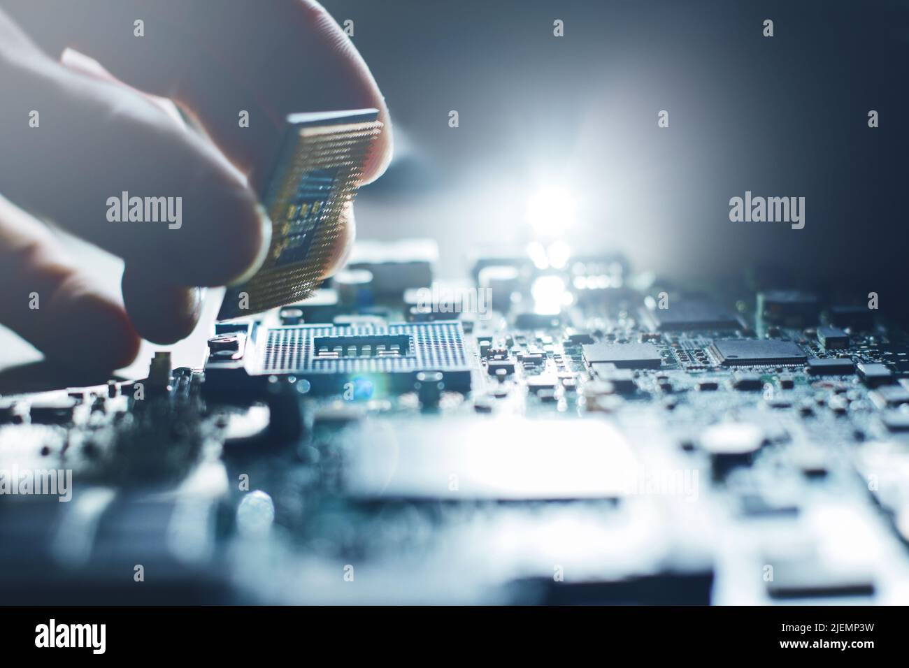 Elektronikingenieur. CPU-Hardware des Wartungscomputers Stockfoto