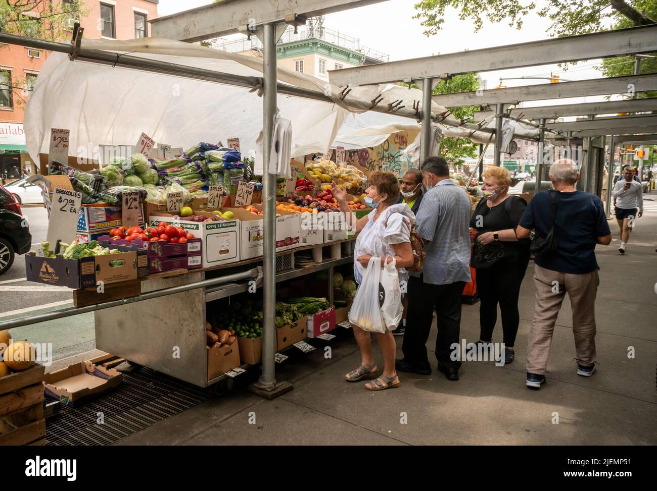 Kunden an einem Obst- und Gemüsestand in Chelsea in New York am Donnerstag, den 16. Juni 2022. Jerome Powell, der Vorsitzende der US-Notenbank, erklärte auf der Konferenz, dass sie sich „darauf konzentrieren, die Inflation auf unser 2-Prozent-Ziel zurückzubringen“ (© Richard B. Levine) Stockfoto