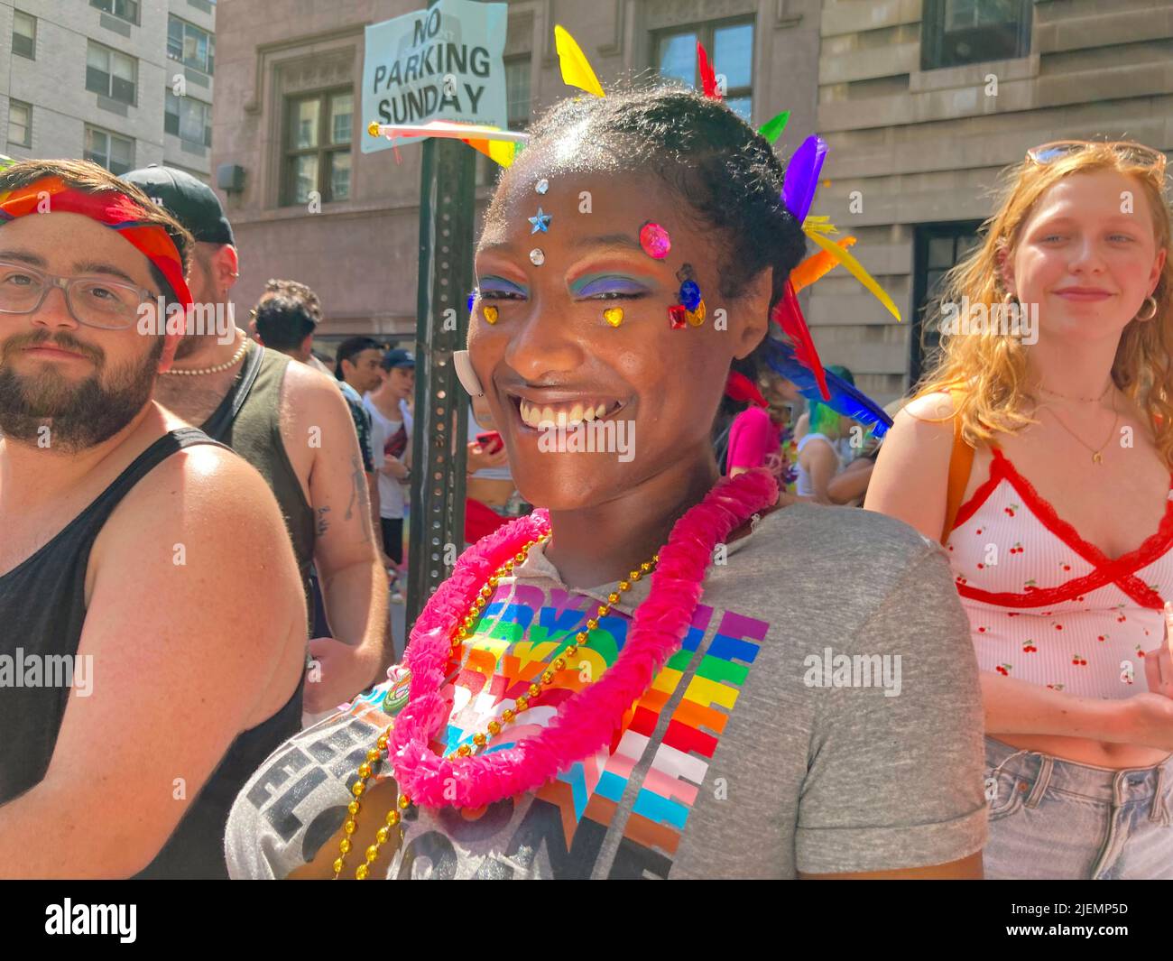 Tausende von Marschern und Millionen von Zuschauern kamen am Sonntag, dem 26. Juni, zur Gay Pride Parade in New York zusammen. 2022. Die Parade war wieder in voller Kraft, nachdem sie abgesagt und nach zwei Jahren aufgrund der COVID-19-Beschränkungen zurückgeschraubt wurde. (© Frances M. Roberts) Stockfoto