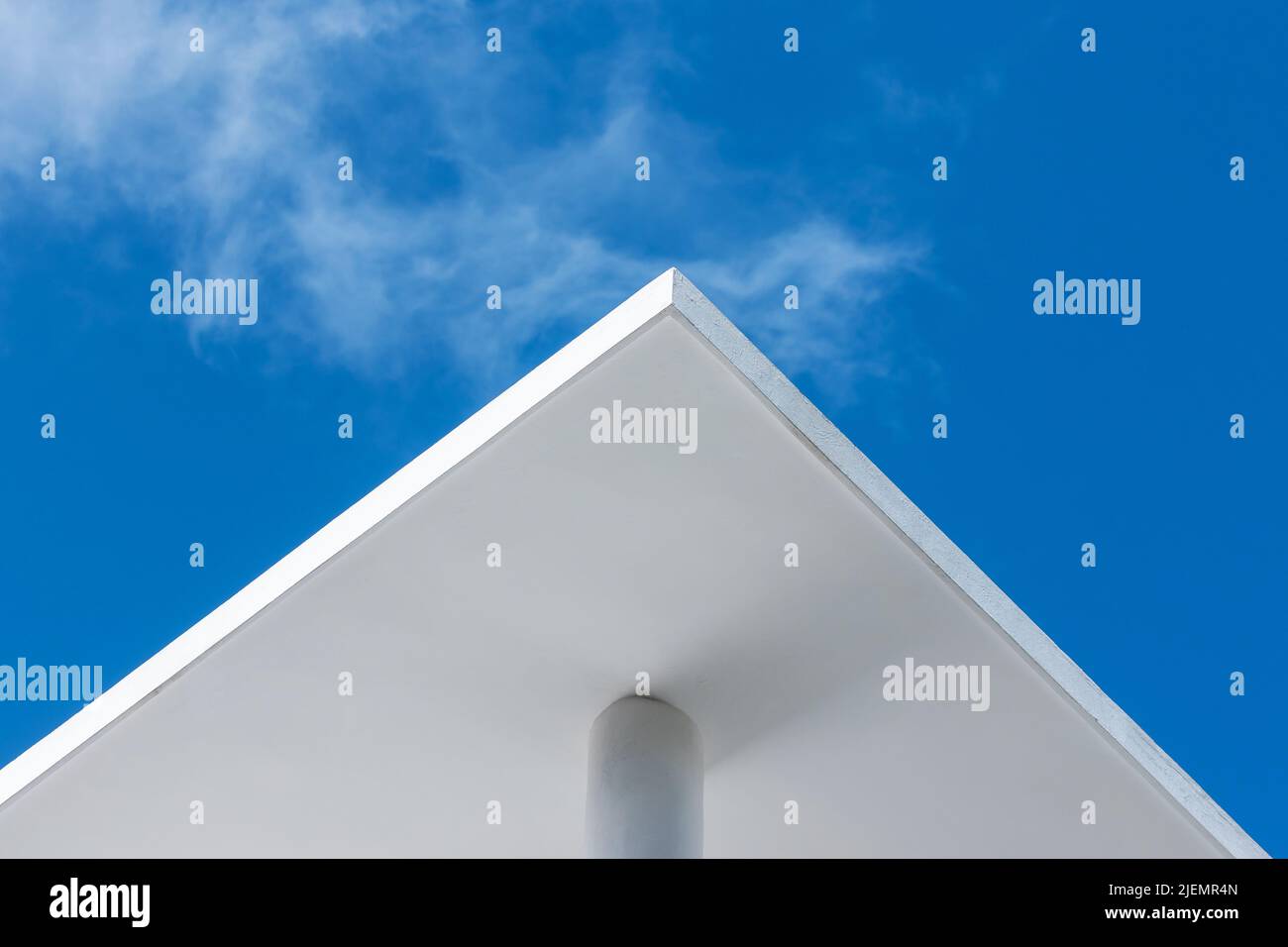 Abstrakter Architekturhintergrund mit weißer Betonecke und Säule unter blauem Himmel Stockfoto