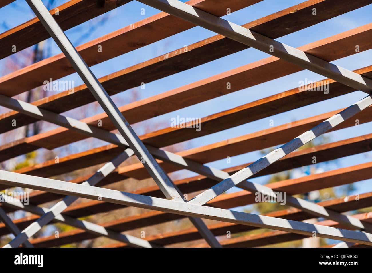 Stahlrahmen mit Holzbrettern, Dachkonstruktion ist im Bau Stockfoto