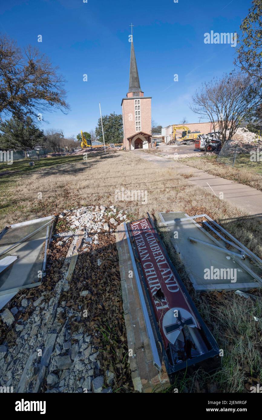 Austin Texas USA, 2022: Demolition Crews arbeiten daran, die ehemalige erste Cumberland Presbyterian Church im Norden von Austin abzureißen, die aufgrund der rückläufigen Mitgliedschaft geschlossen werden musste. Das Gebäude wurde 1956 errichtet, die Gemeinde stammt aus dem Jahr 1846. Das Gelände, mitten in einem Wohnviertel, wird zu Einfamilienhäusern umbaut. Stockfoto