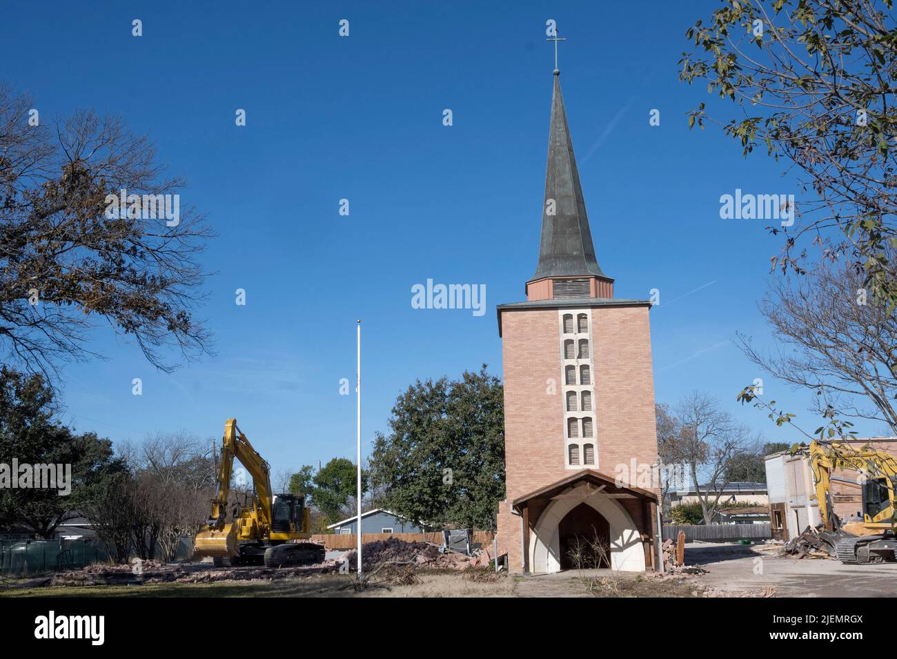 Austin Texas USA, 2022: Demolition Crews arbeiten daran, die ehemalige erste Cumberland Presbyterian Church im Norden von Austin abzureißen, die aufgrund der rückläufigen Mitgliedschaft geschlossen werden musste. Das Gebäude wurde 1956 errichtet, die Gemeinde stammt aus dem Jahr 1846. Das Gelände, mitten in einem Wohnviertel, wird zu Einfamilienhäusern umbaut. Stockfoto