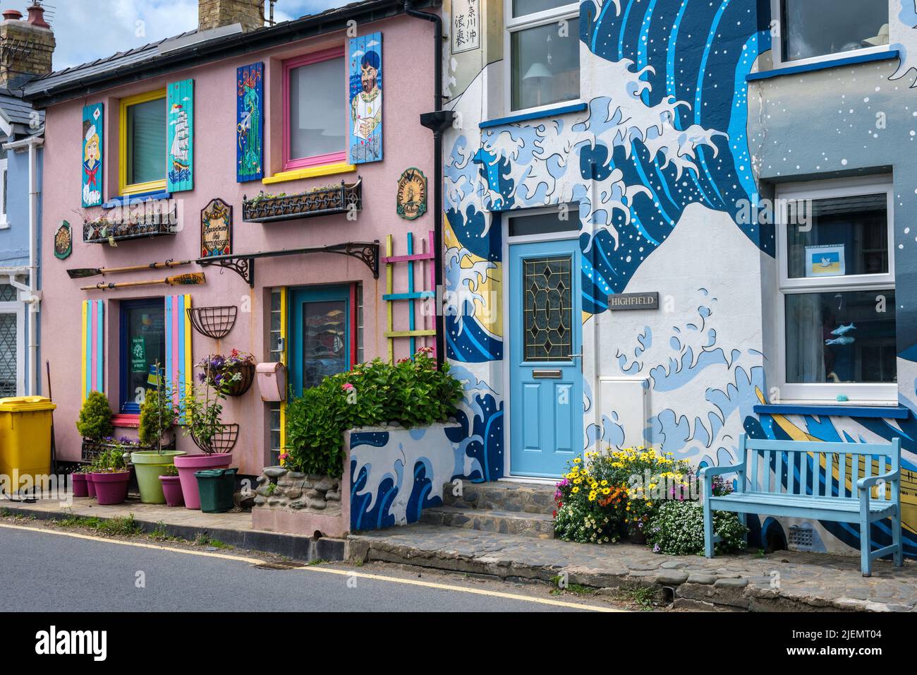 Bunte Wandgemälde auf Häuser in der Hauptstraße von Borth, Ceredigion, Wales Stockfoto