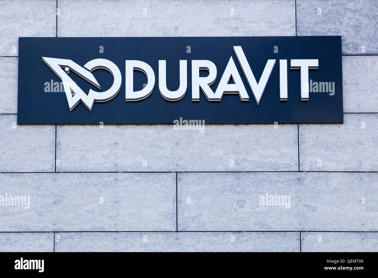 Aarhus, Dänemark - 16. April 2022: Duravit-Logo an der Wand. Die 1817 gegründete Duravit AG ist in erster Linie Hersteller von Porzellan-Badarmaturen Stockfoto