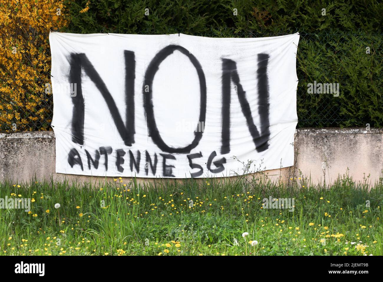 Nein zu 5G Protestnachricht mit dem Namen non antenne 5G in französischer Sprache Stockfoto