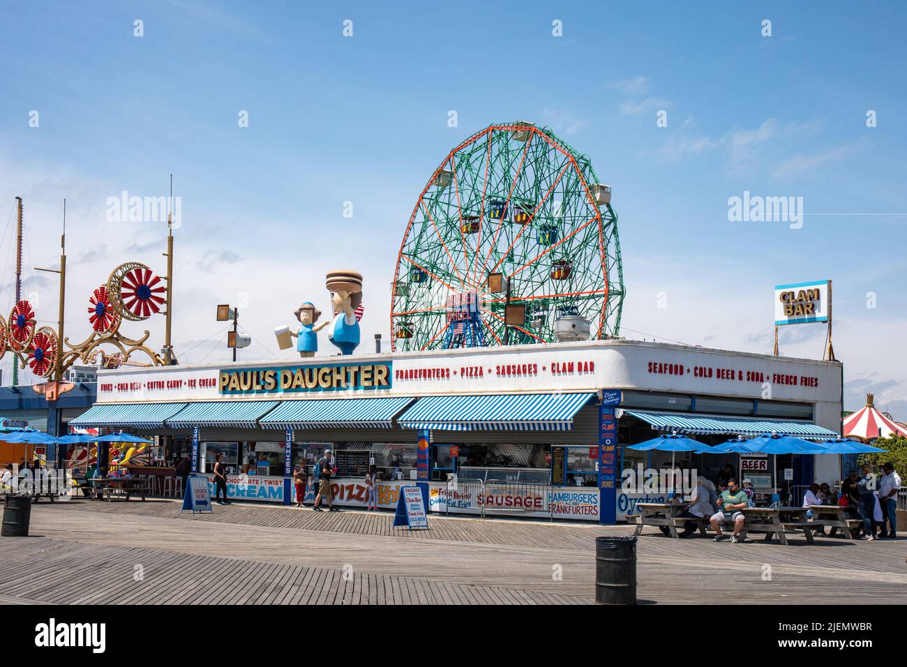 Pauls Tochter-Fast-Food-Restaurant im Vergnügungsviertel von Coney Island mit Wonder Wheel im Hintergrund in New York City, USA Stockfoto
