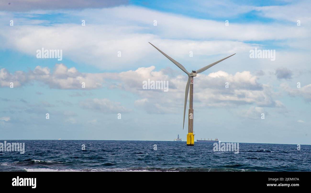 Februar 03 2022.Eine riesige eolische Windturbine, die im Atlantischen Ozean nahe der Westküste von Gran Canaria grüne Energie erzeugt.im Hintergrund Stockfoto