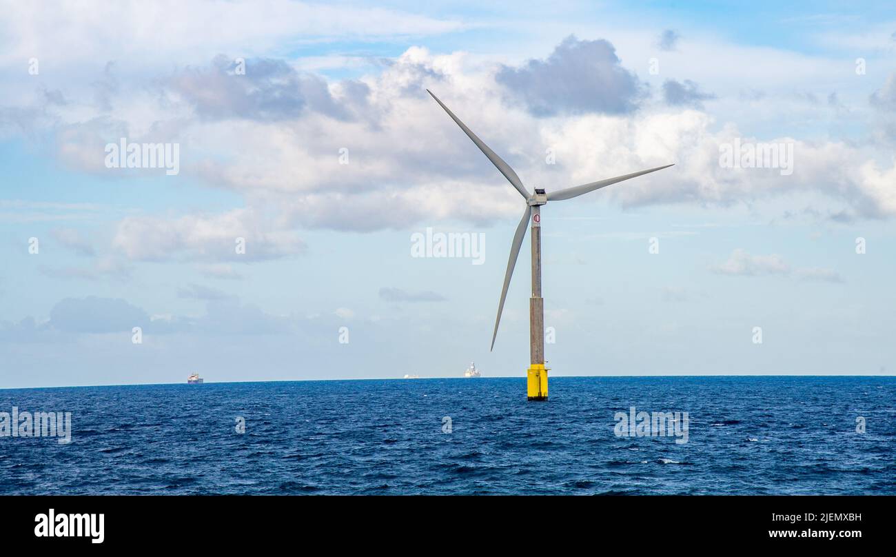 Februar 03 2022.Eine riesige eolische Windturbine, die im Atlantischen Ozean nahe der Westküste von Gran Canaria grüne Energie erzeugt.im Hintergrund Stockfoto