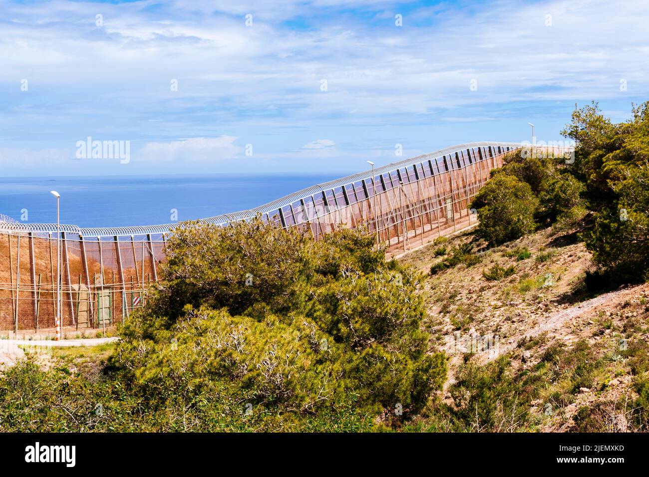 Der Grenzzaun von Melilla ist Teil der Grenze zwischen Marokko und Spanien in der Stadt Melilla. Der von Spanien errichtete Bau dient dem erklärten Zweck, illegale im zu stoppen Stockfoto