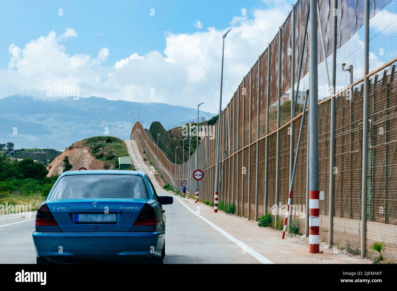 Der Grenzzaun von Melilla ist Teil der Grenze zwischen Marokko und Spanien in der Stadt Melilla. Der von Spanien errichtete Bau dient dem erklärten Zweck, illegale im zu stoppen Stockfoto