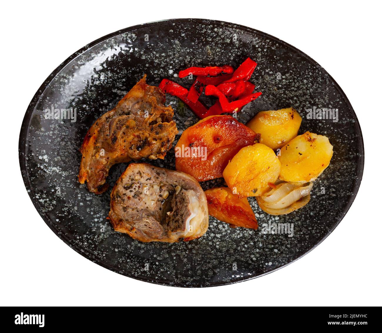 Lammschenkelsteaks mit gebratenen Kartoffeln und gebackenem rotem Pfeffer Stockfoto
