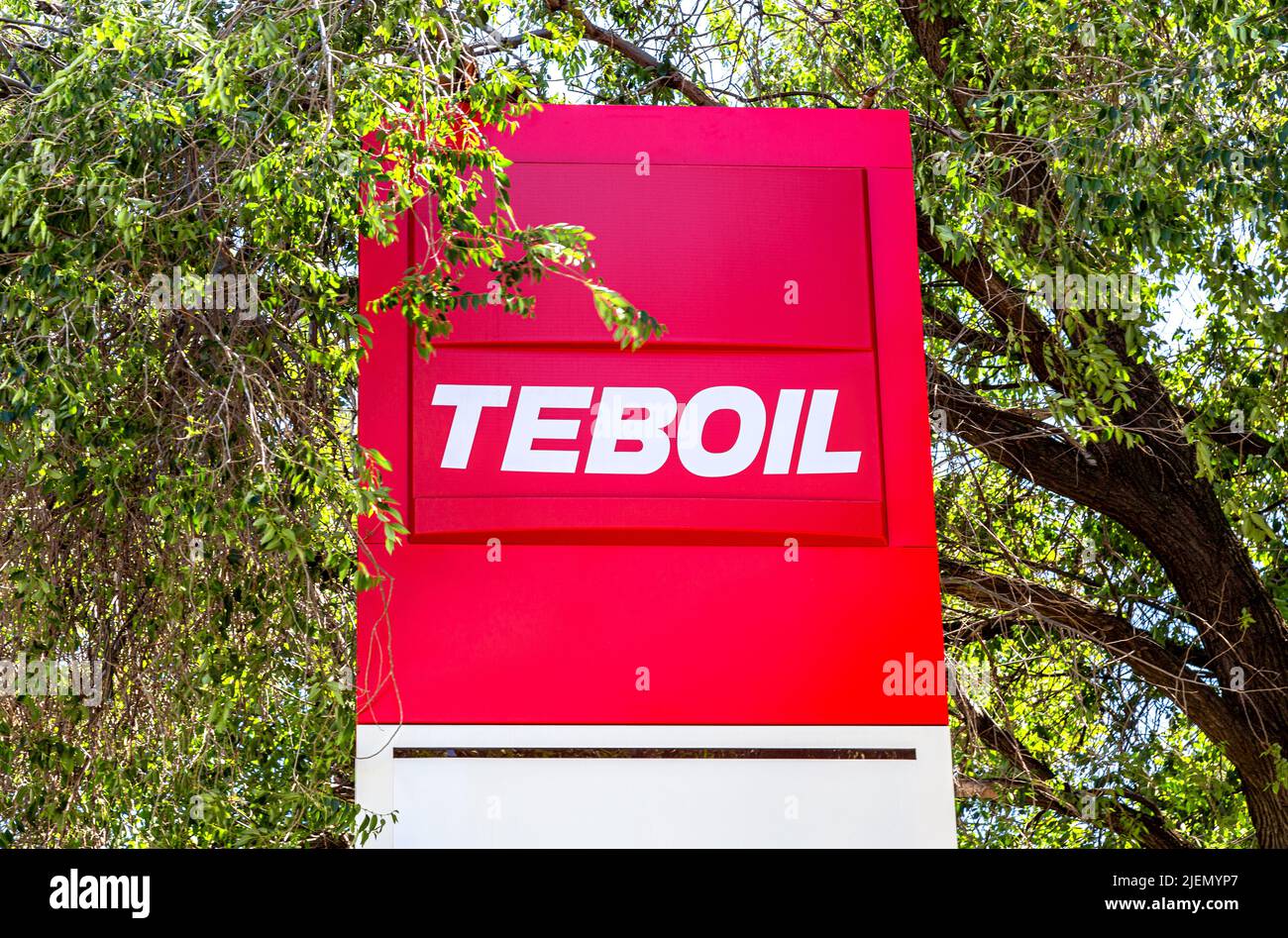 Samara, Russland - 27. Juni 2022: Schild mit Angaben zum Kraftstoffpreis auf der Teboil-Tankstelle. Preise an der Teboil-Tankstelle. Tebil ist ein Stockfoto