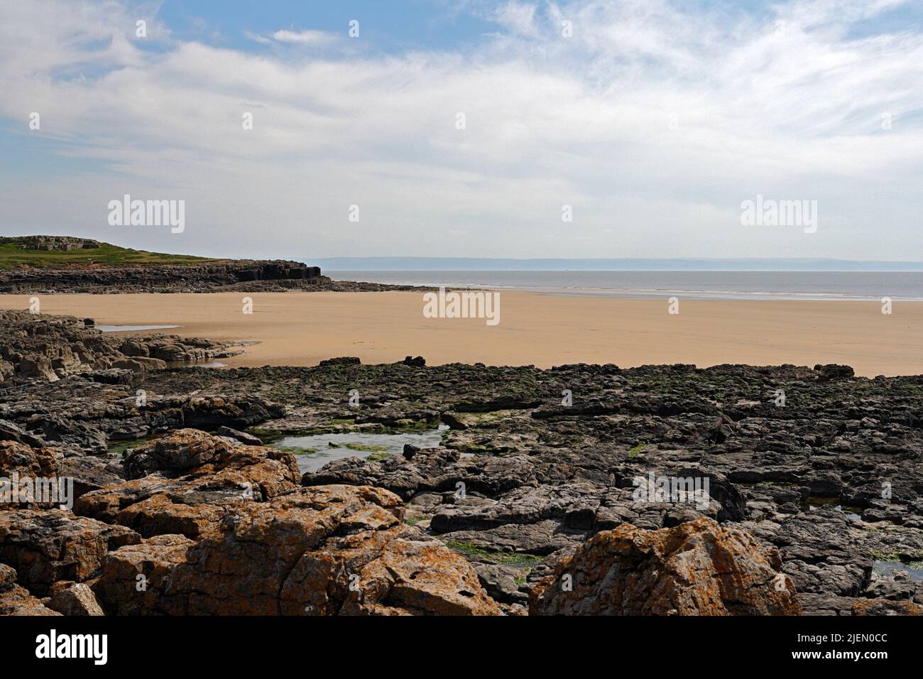 Felsen in Rest Bay Porthcawl Wales Großbritannien, walisische Küste, Küste, britisches Küstenresort ruhige leere Strandlandschaft kreative Grunge-Filter Stockfoto