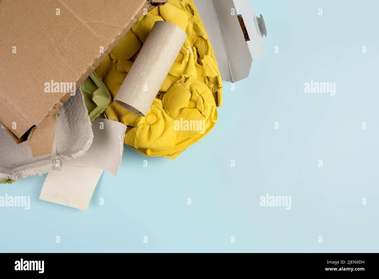 Papierrecycling und Müllsortierung mit Kopierplatz Stockfoto