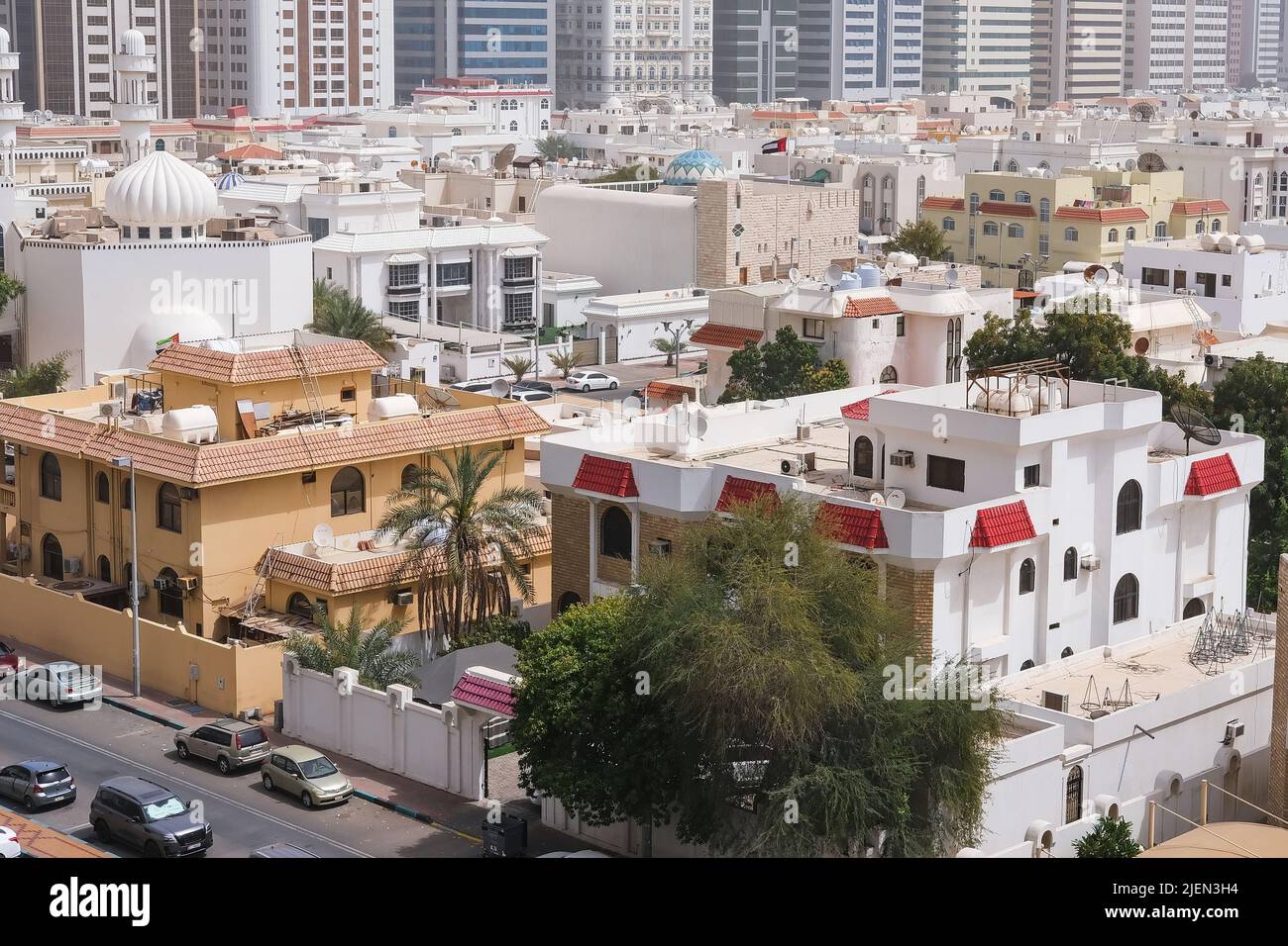 Villen Wohngebiet von Abu Dhabi mit modernen Hochhäusern im Hintergrund. Moderne Stadtarchitektur im Nahen Osten. Stockfoto