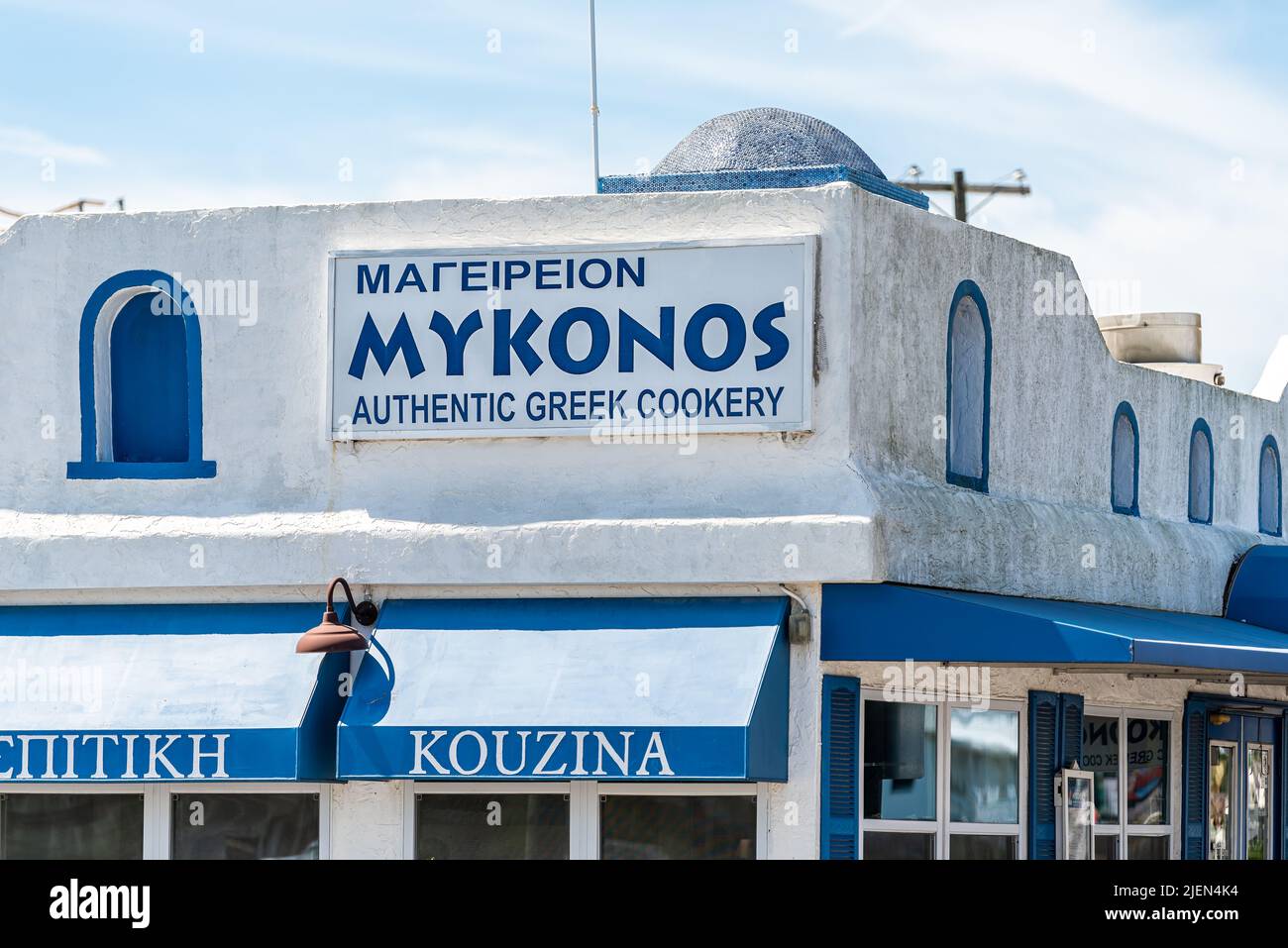 Tarpon Springs, USA - 4. Oktober 2021: Griechische Stadt in Florida am Dodekanes Boulevard Straßenschild für Mykonos Restaurant in blau-weißem Pastell Stockfoto