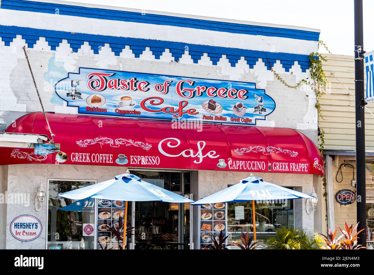 Tarpon Springs, USA - 4. Oktober 2021: Griechische Stadt in Florida mit Dodekanes Boulevard Straße und Schild für berühmte Taste of Greece Restaurant Cafe Stockfoto