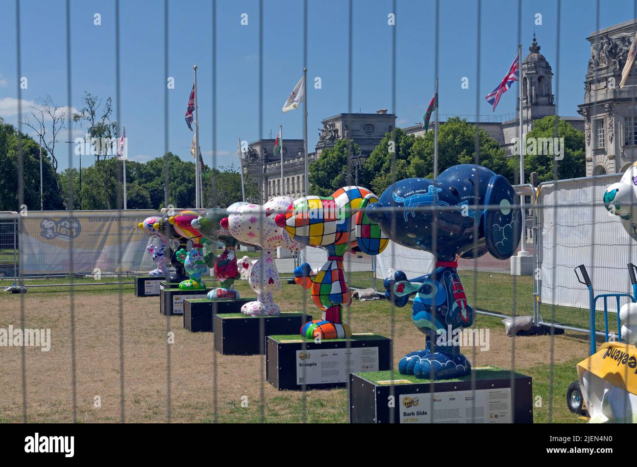 Snoopy-Figuren. Vor dem Rathaus von Cardiff. Hundes Trust. Juni 2022 Stockfoto