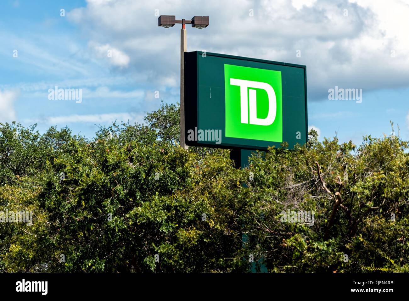 Port Richey, USA - 4. Oktober 2021: Florida Stadt an der Golfküste mit Nahaufnahme des grünen Schildes für TD Bank Zweigstelle Logo für Internet-basierte Nische Bank Stockfoto