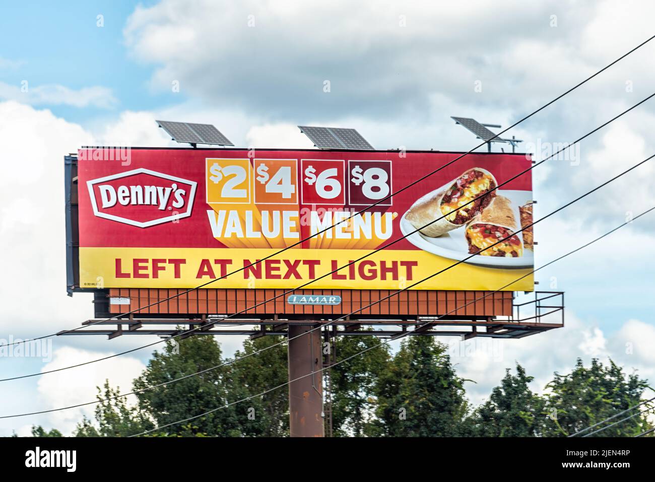Spring Hill, USA - 4. Oktober 2021: Florida City an der Golfküste mit Schild für Dennys Fast-Food-Gemeinschaftsrestaurant, bekannt für din Stockfoto