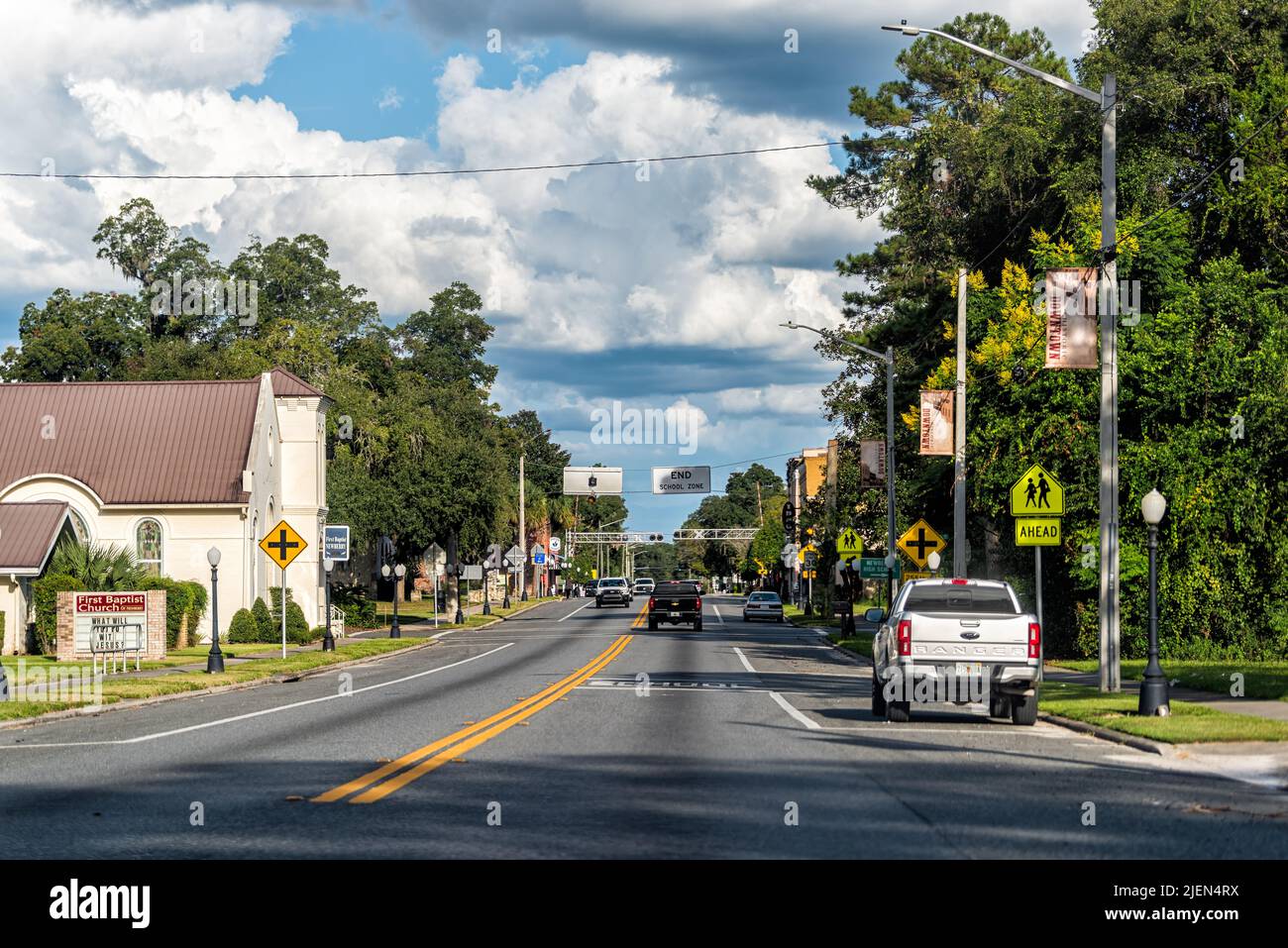 Newberry, USA - 4. Oktober 2021: Kleine Stadt im Norden Floridas Land und Häuser auf der Straße mit der ersten baptistenkirche und der High School Stockfoto