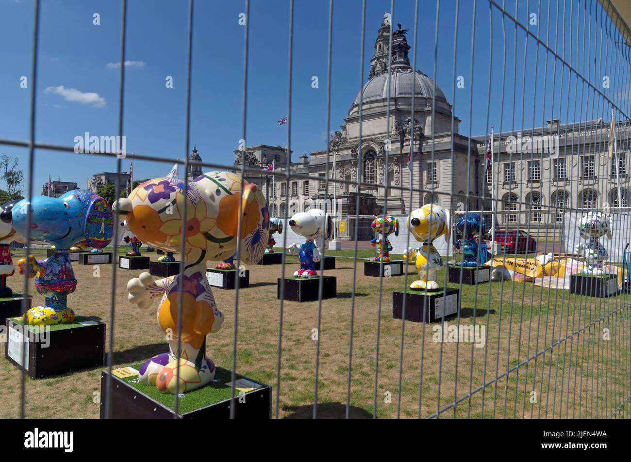 Snoopy-Figuren. Vor dem Rathaus von Cardiff. Hundes Trust. Juni 2022 Stockfoto