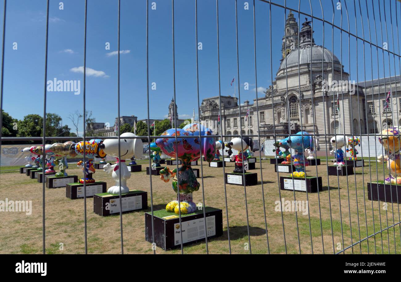 Snoopy-Figuren. Vor dem Rathaus von Cardiff. Hundes Trust. Juni 2022 Stockfoto