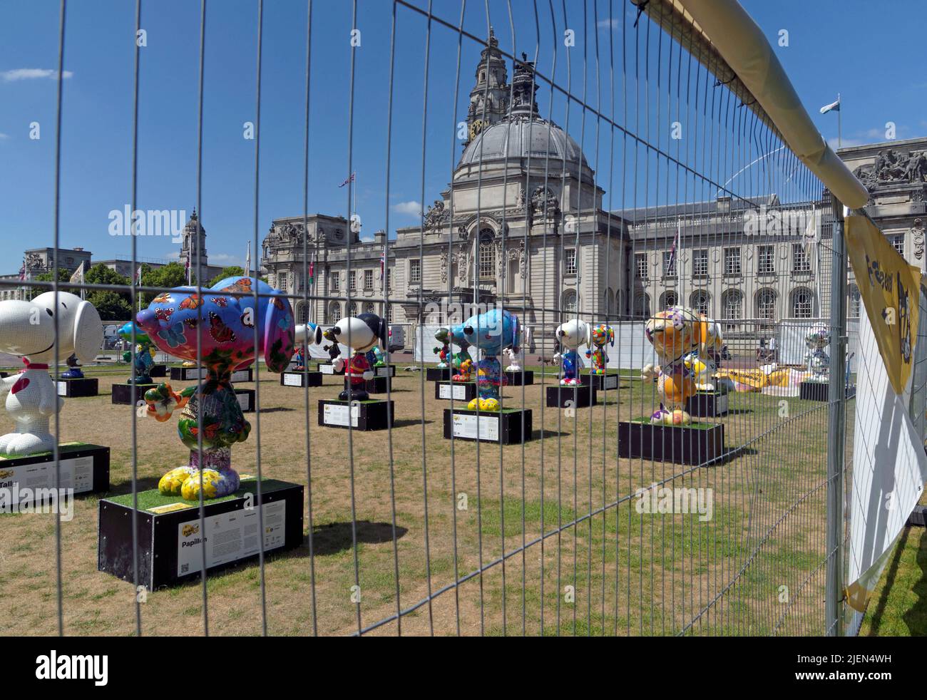 Snoopy-Figuren. Vor dem Rathaus von Cardiff. Hundes Trust. Juni 2022 Stockfoto
