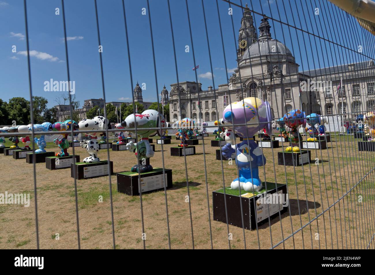 Snoopy-Figuren. Vor dem Rathaus von Cardiff. Hundes Trust. Juni 2022 Stockfoto