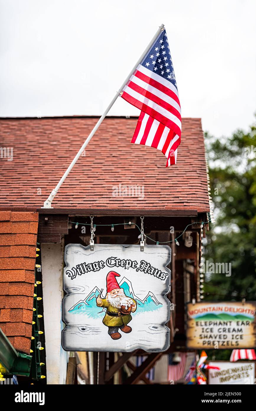 Helen, USA - 5. Oktober 2021: Helen, Georgia Bayrische Stadt mit Schild an der Hauptstraße für das Restaurant Village Crepe Haus beim Oktoberfest Stockfoto