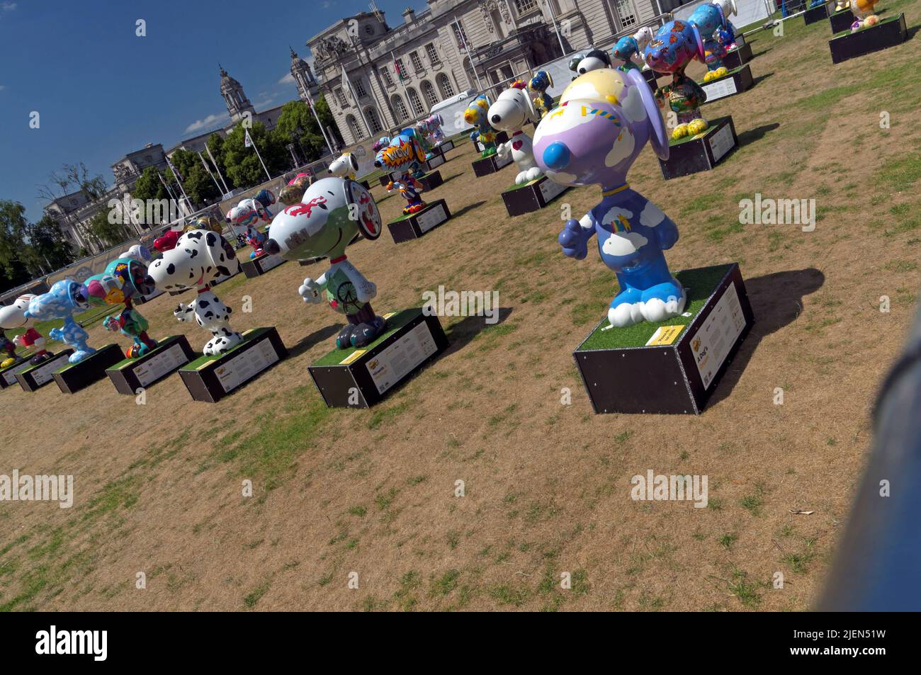 Snoopy-Figuren. Vor dem Rathaus von Cardiff. Hundes Trust. Juni 2022 Stockfoto
