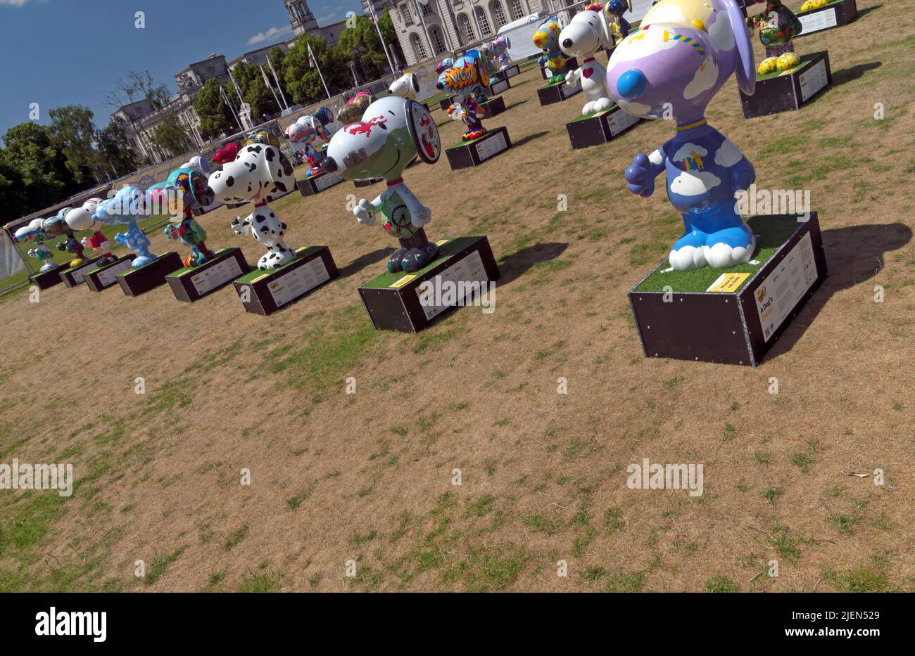Snoopy-Figuren. Vor dem Rathaus von Cardiff. Hundes Trust. Juni 2022 Stockfoto