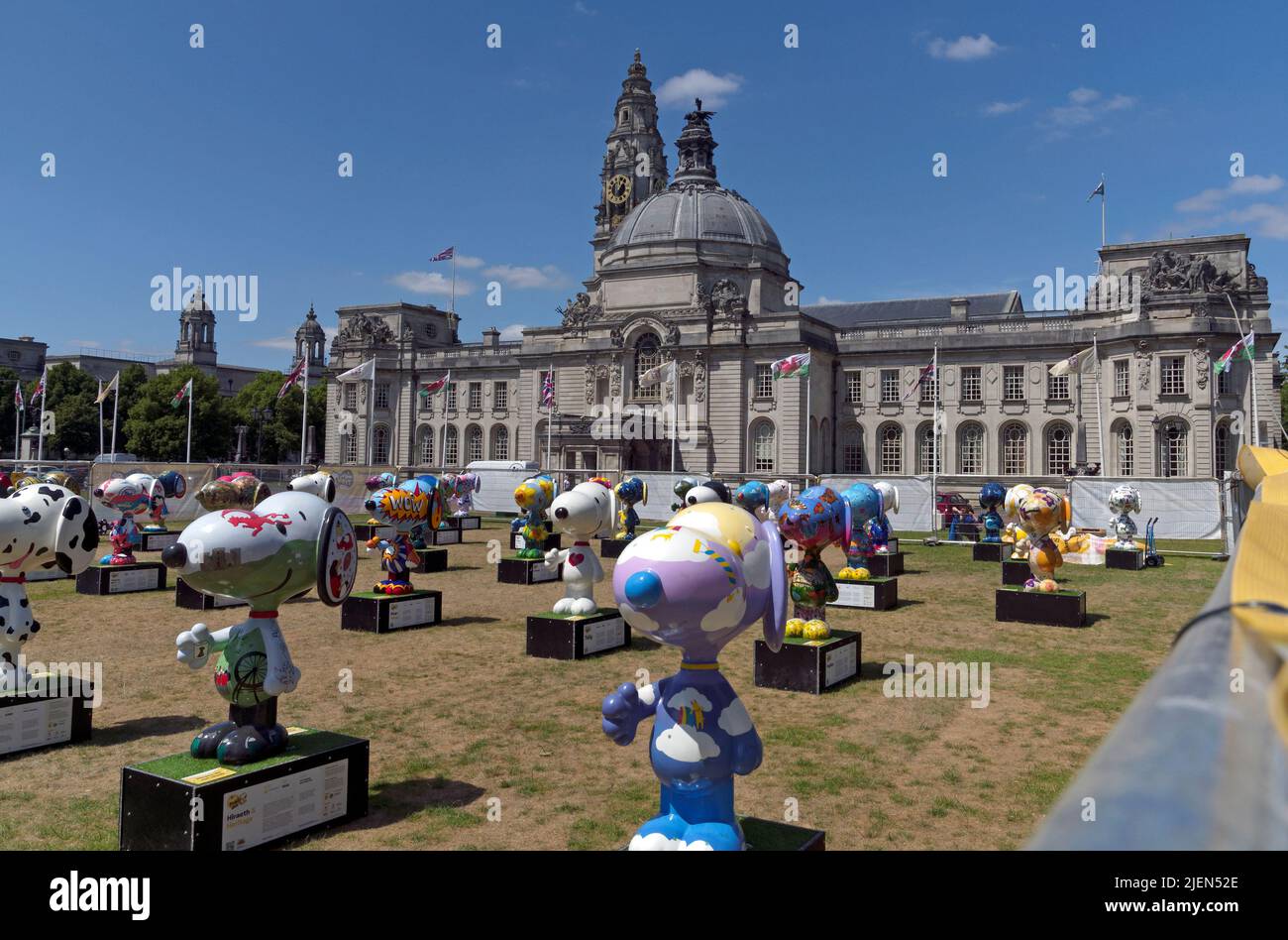 Snoopy-Figuren. Vor dem Rathaus von Cardiff. Hundes Trust. Juni 2022 Stockfoto