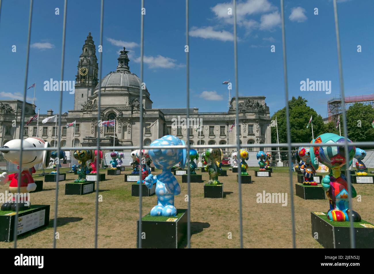 Snoopy-Figuren. Vor dem Rathaus von Cardiff. Hundes Trust. Juni 2022 Stockfoto