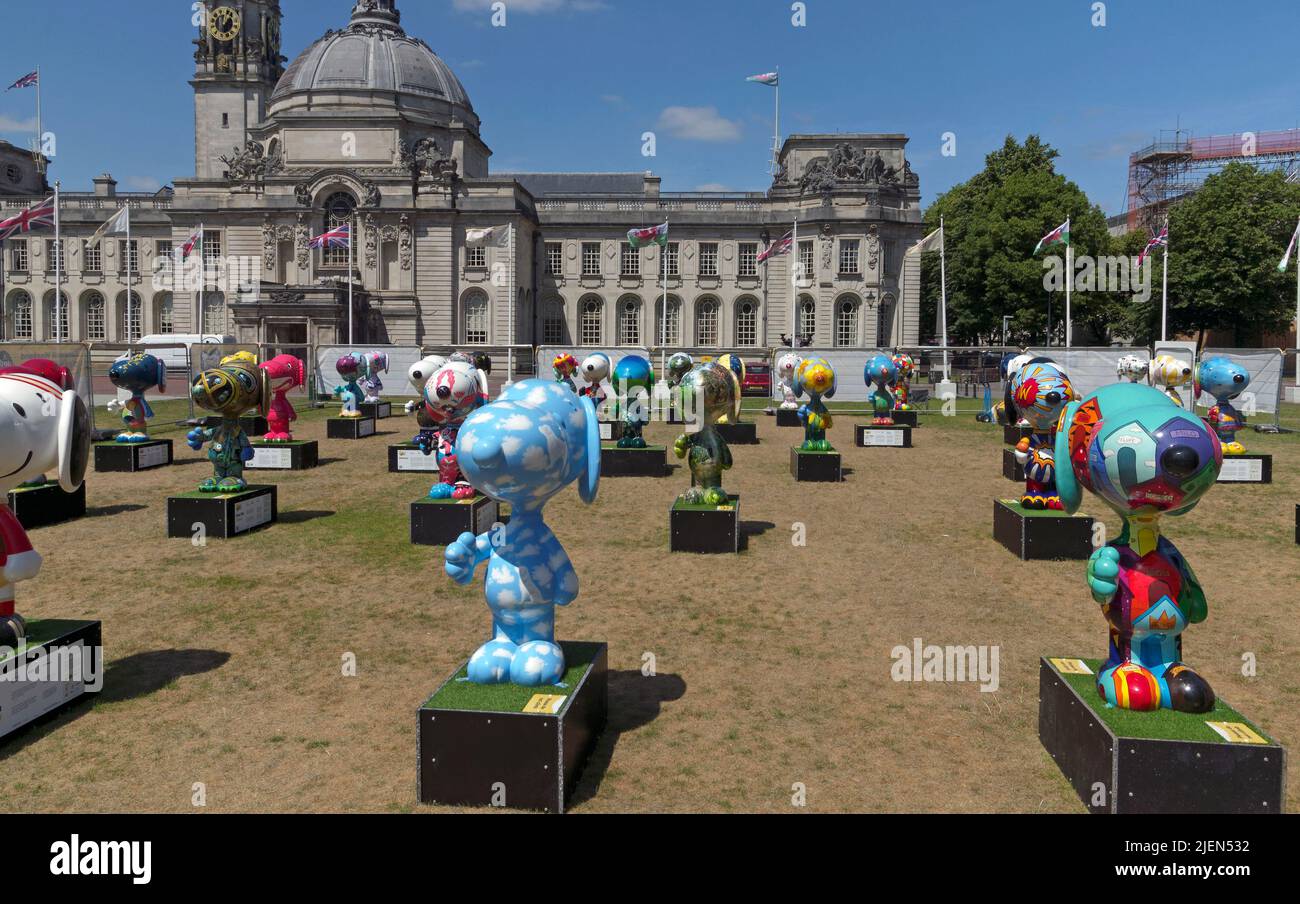 Snoopy-Figuren. Vor dem Rathaus von Cardiff. Hundes Trust. Juni 2022 Stockfoto