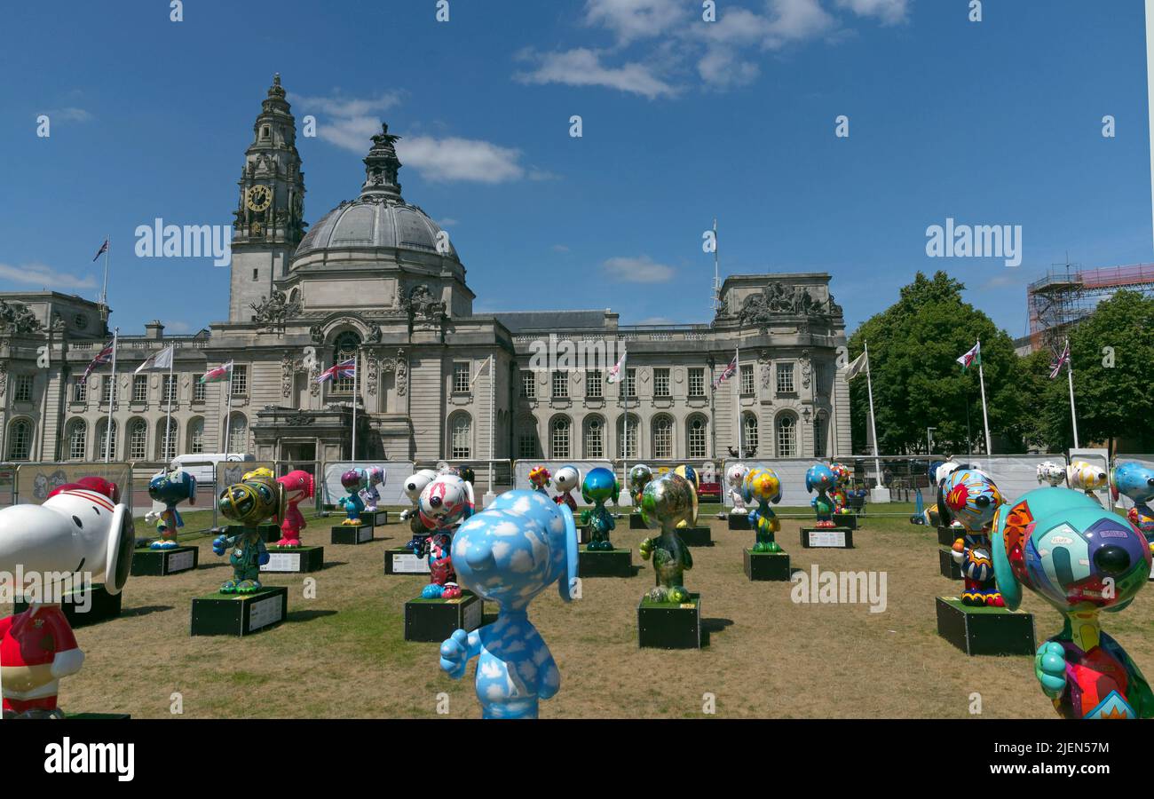 Snoopy-Figuren. Vor dem Rathaus von Cardiff. Hundes Trust. Juni 2022 Stockfoto