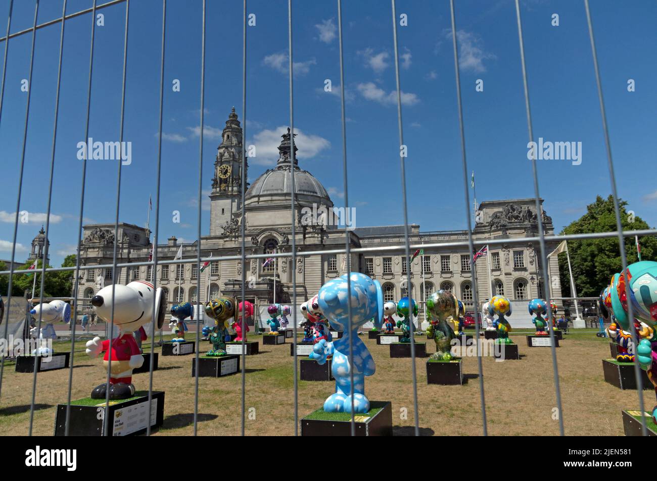 Snoopy-Figuren. Vor dem Rathaus von Cardiff. Hundes Trust. Juni 2022 Stockfoto