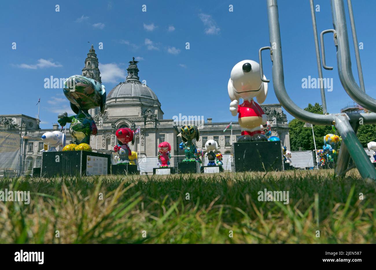 Snoopy-Figuren. Vor dem Rathaus von Cardiff. Hundes Trust. Juni 2022 Stockfoto