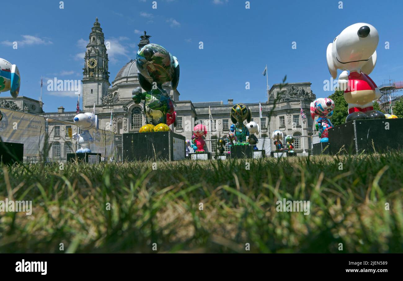 Snoopy-Figuren. Vor dem Rathaus von Cardiff. Hundes Trust. Juni 2022 Stockfoto