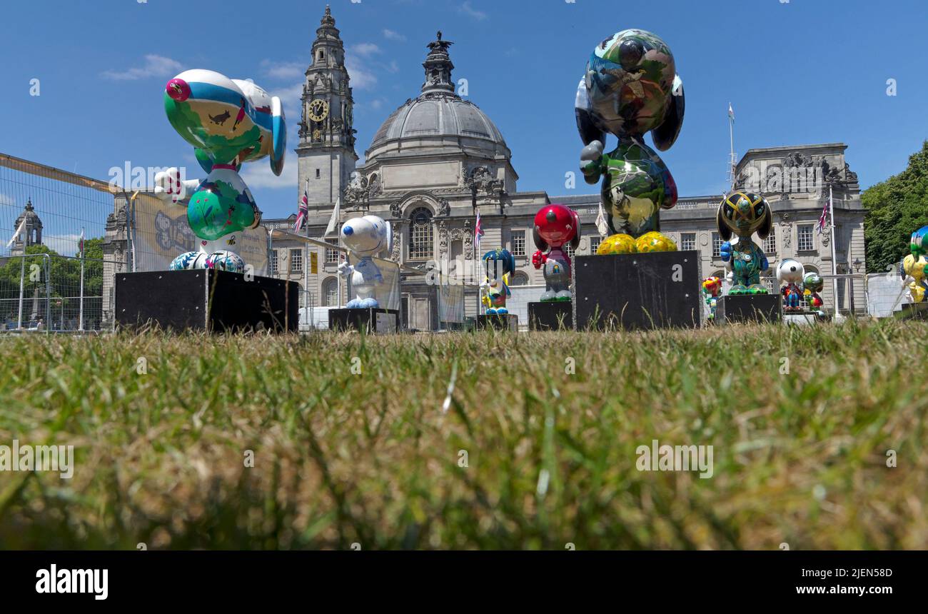 Snoopy-Figuren. Vor dem Rathaus von Cardiff. Hundes Trust. Juni 2022 Stockfoto