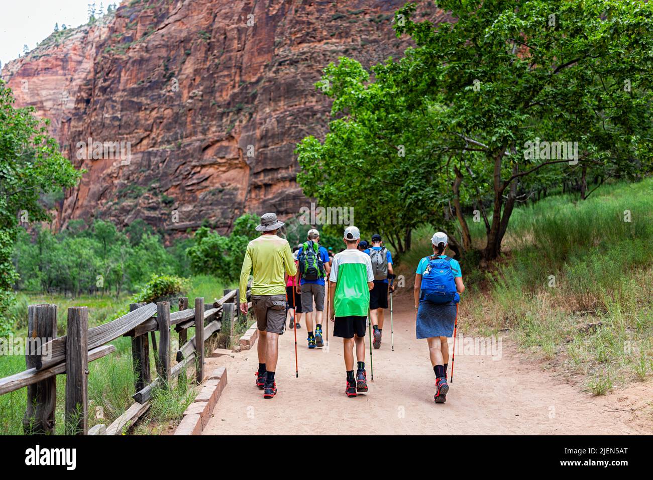 Springdale, USA - 6. August 2019: Zion National Park Riverside Narrows Walk Trail in Utah mit Menschen, die auf einem beliebten Wanderweg durch den Red Canyon wandern Stockfoto